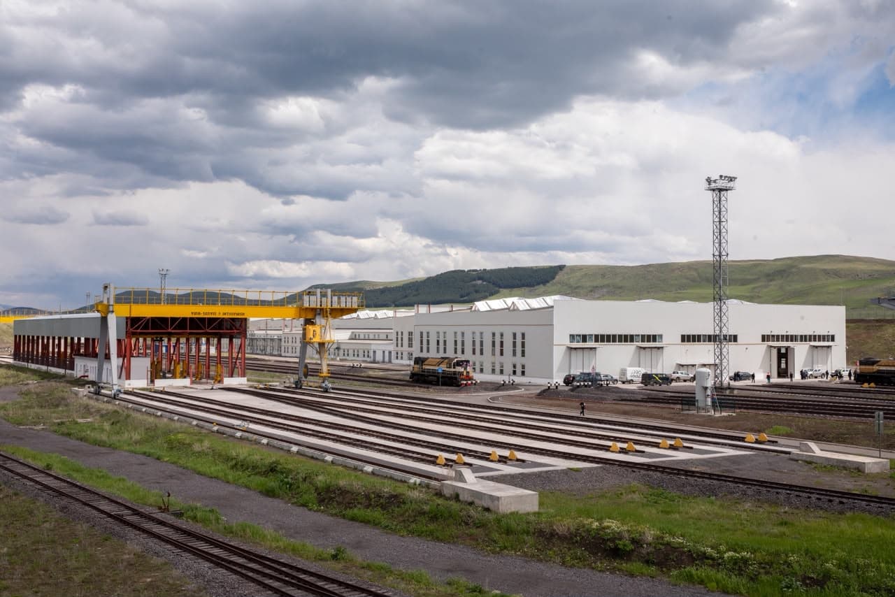 Bakı–Tbilisi–Qars dəmir yolu yenidən istifadəyə verildi: illik yükdaşıma 5 milyon tona çatdı Bakı–Tbilisi–Qars dəmir yolu yenidən istifadəyə verildi: illik yükdaşıma 5 milyon tona çatdı - Şəkil 5