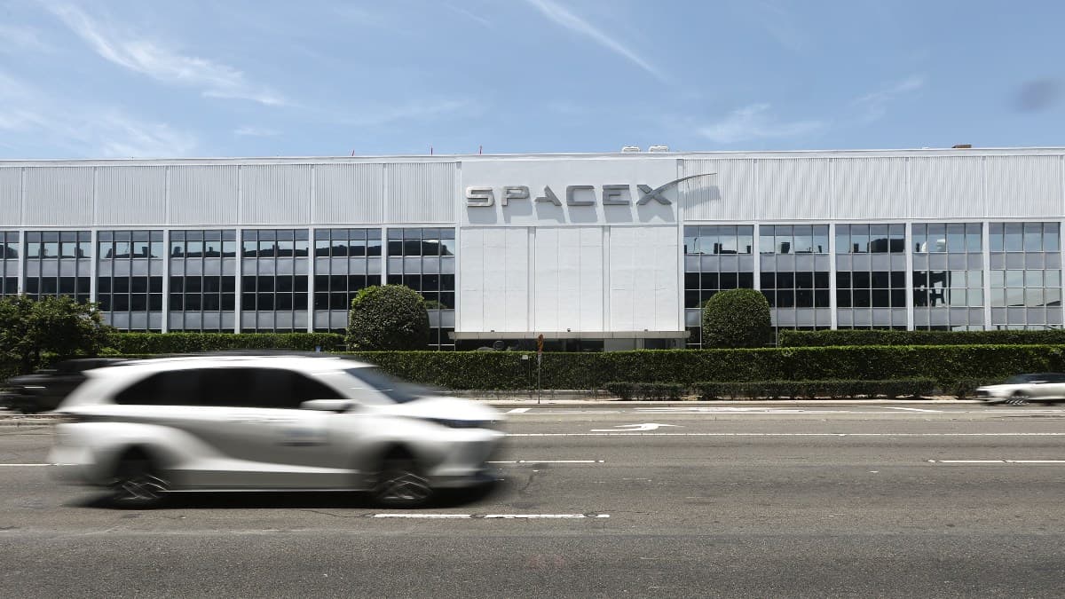 Elon Musk SpaceX-in birjada yerləşdirilməsindən sonra tarixdə ilk trilyoner olub