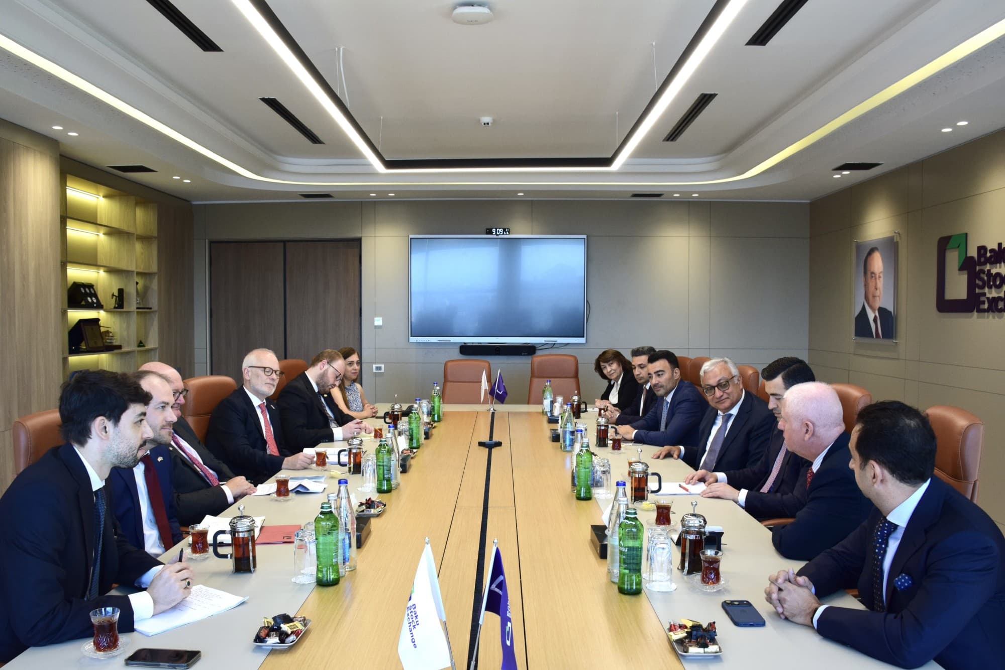 Bakı Fond Birjasında Azərbaycan və Böyük Britaniya Kapital Bazarları üzrə Əməkdaşlıq Müzakirə Edilib