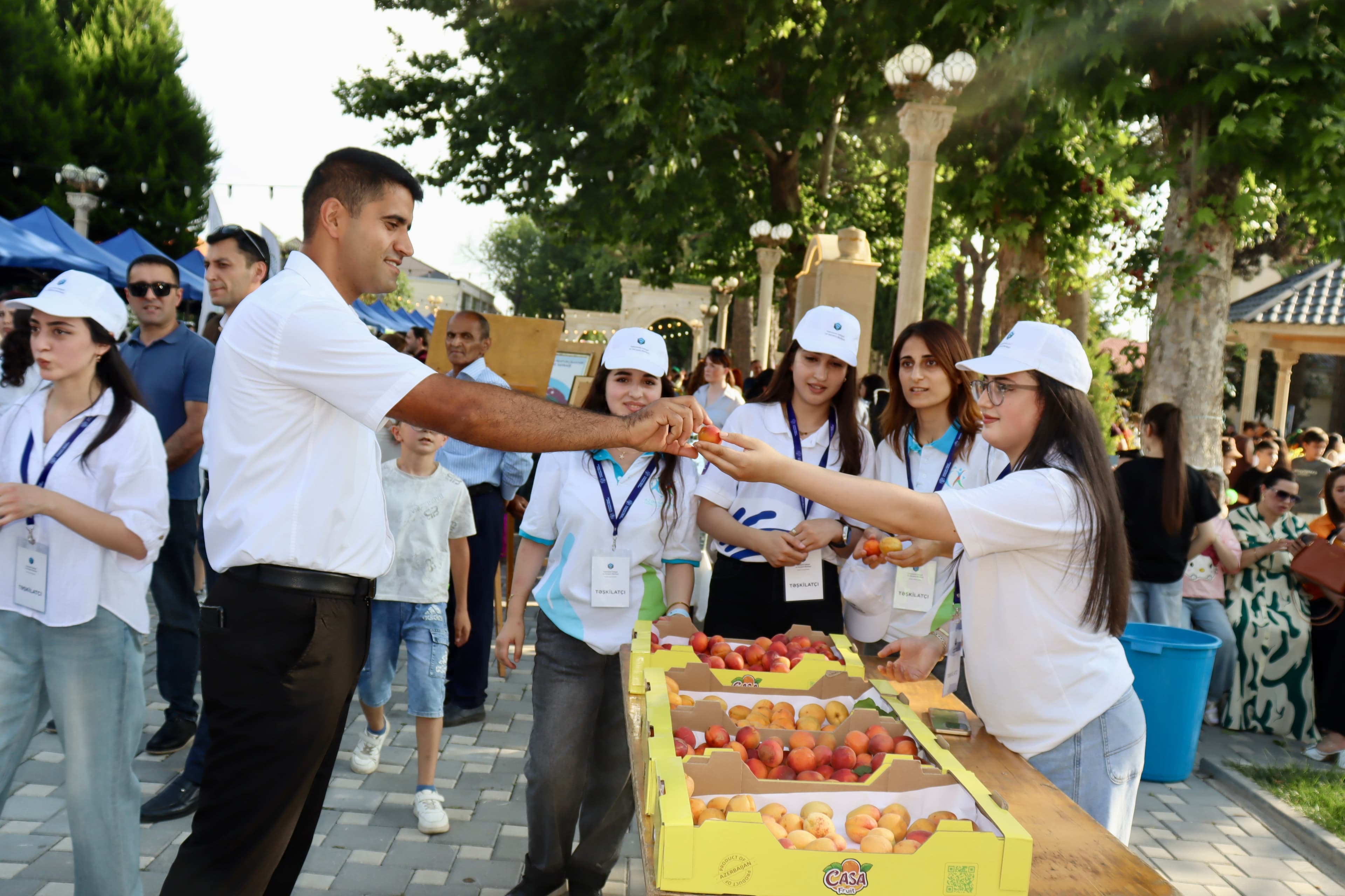Samux rayonunda ilin ilk məhsul festivalı keçirilib Samux rayonunda ilin ilk məhsul festivalı keçirilib - Şəkil 13