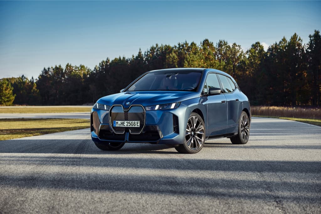 Yeni BMW iX xDrive60: 701 km yürüş ehtiyatı və 544 at gücü