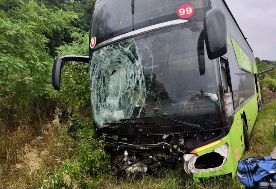 Almaniyada sərnişin avtobusu aşıb, 11 nəfər yaralanıb