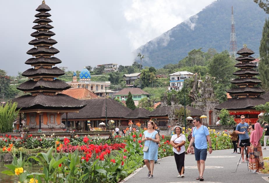 Bali turist vizası ilə işləyən bloqerlərə nəzarəti gücləndirir