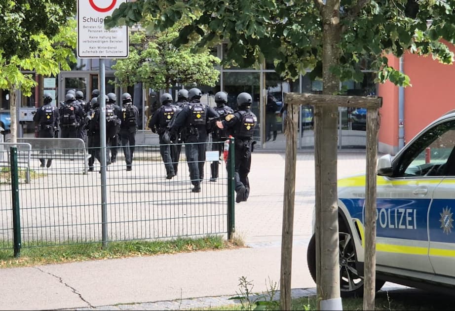 Almaniyada məktəbdə bıçaqlı hücum: iki şagird yaralanıb