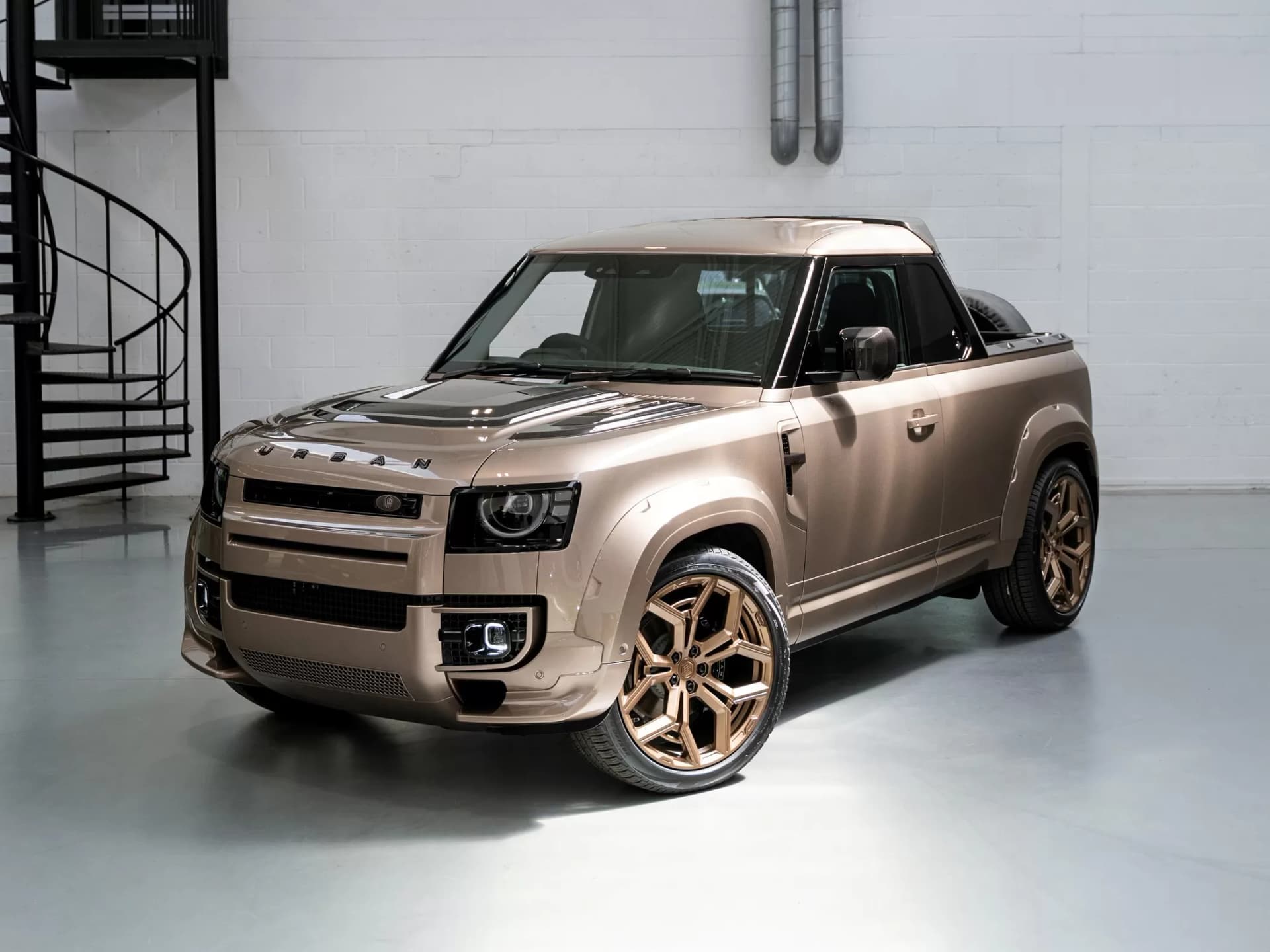 Urban Automotive Land Rover Defender 110 bazasında karbon pikap təqdim edib