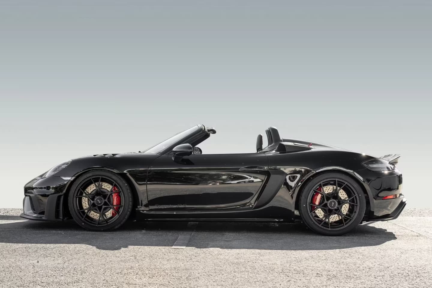 Porsche 718 Spyder RS yüksək dinamika və açıq kuzov dizaynını birləşdirir