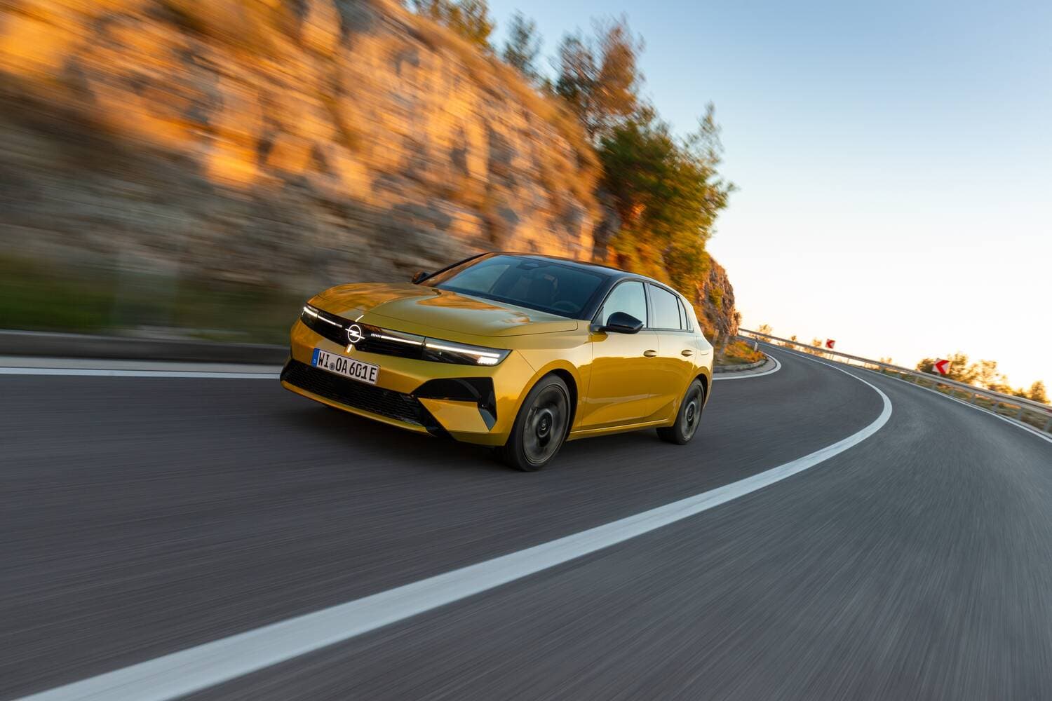 Yeni Opel Astra Hatchback təqdim olunub – CO₂ emissiyaları 21% azalıb — 8