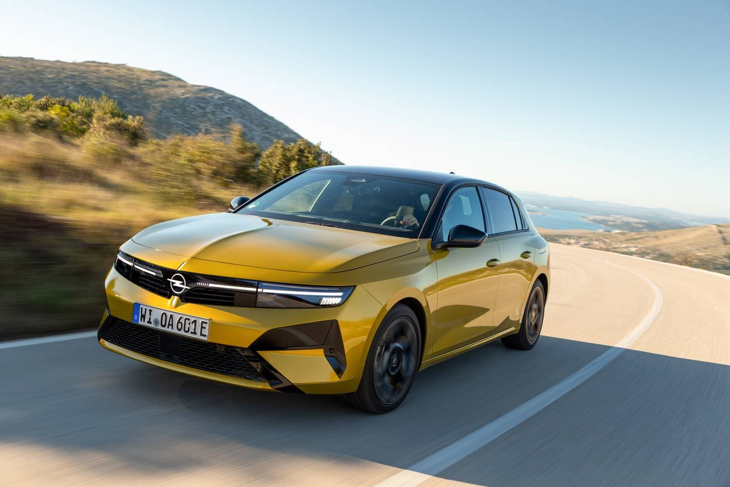Yeni Opel Astra Hatchback təqdim olunub – CO₂ emissiyaları 21% azalıb — 13