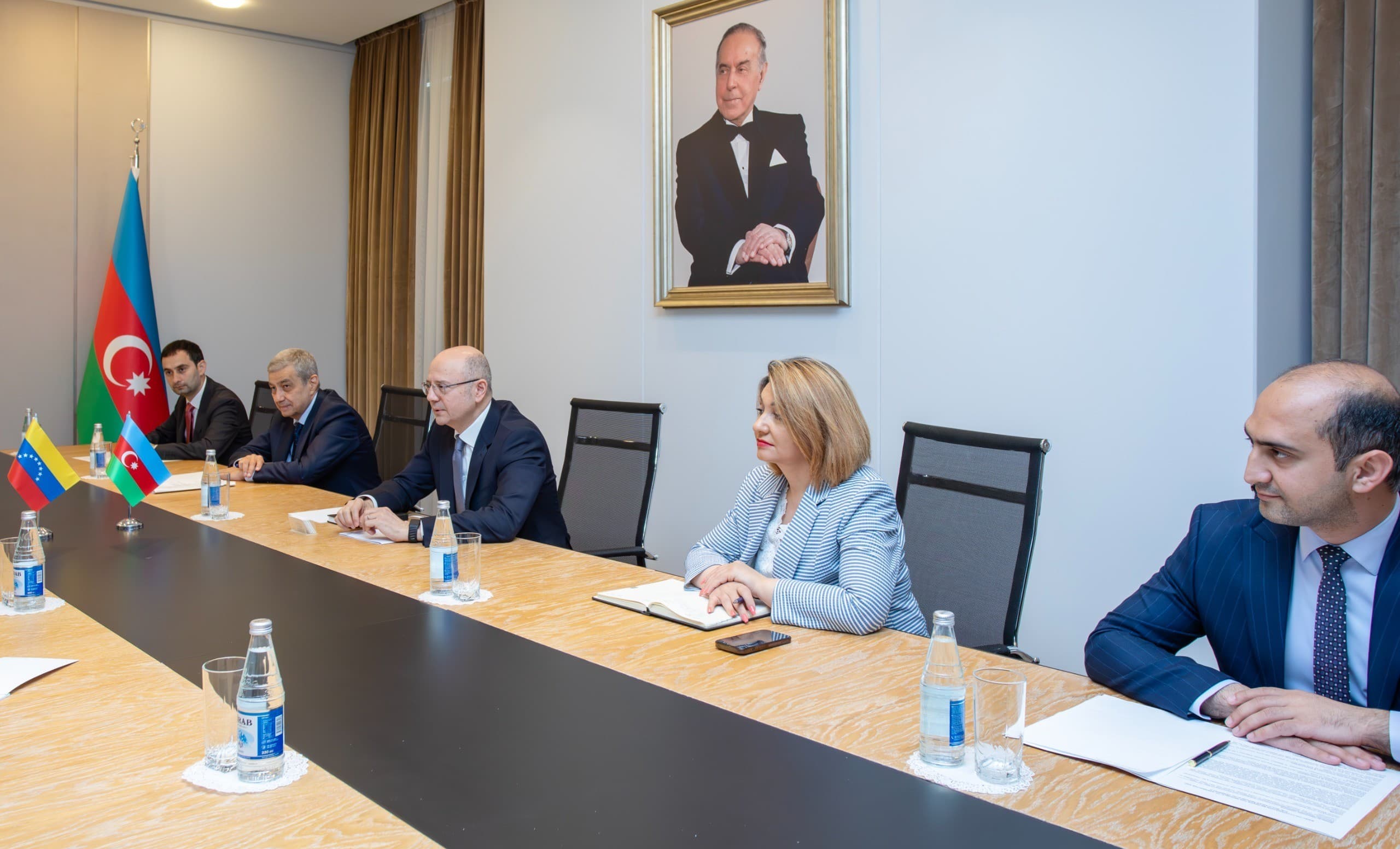 Energetika naziri Venesuela və İranın nazir müavinləri ilə görüşlər keçirib