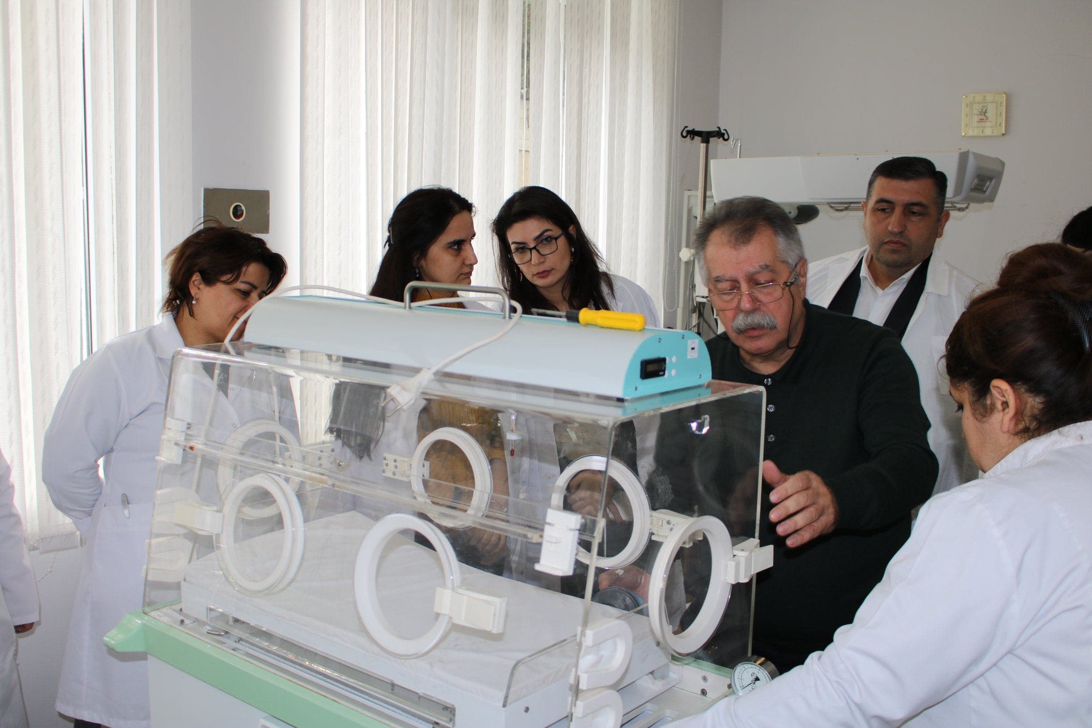 “Yenidoğulmuşların reanimasiya şöbələrindəki avadanlıqlardan istifadə qaydasının  təkmilləşdirilməsi” mövzusun