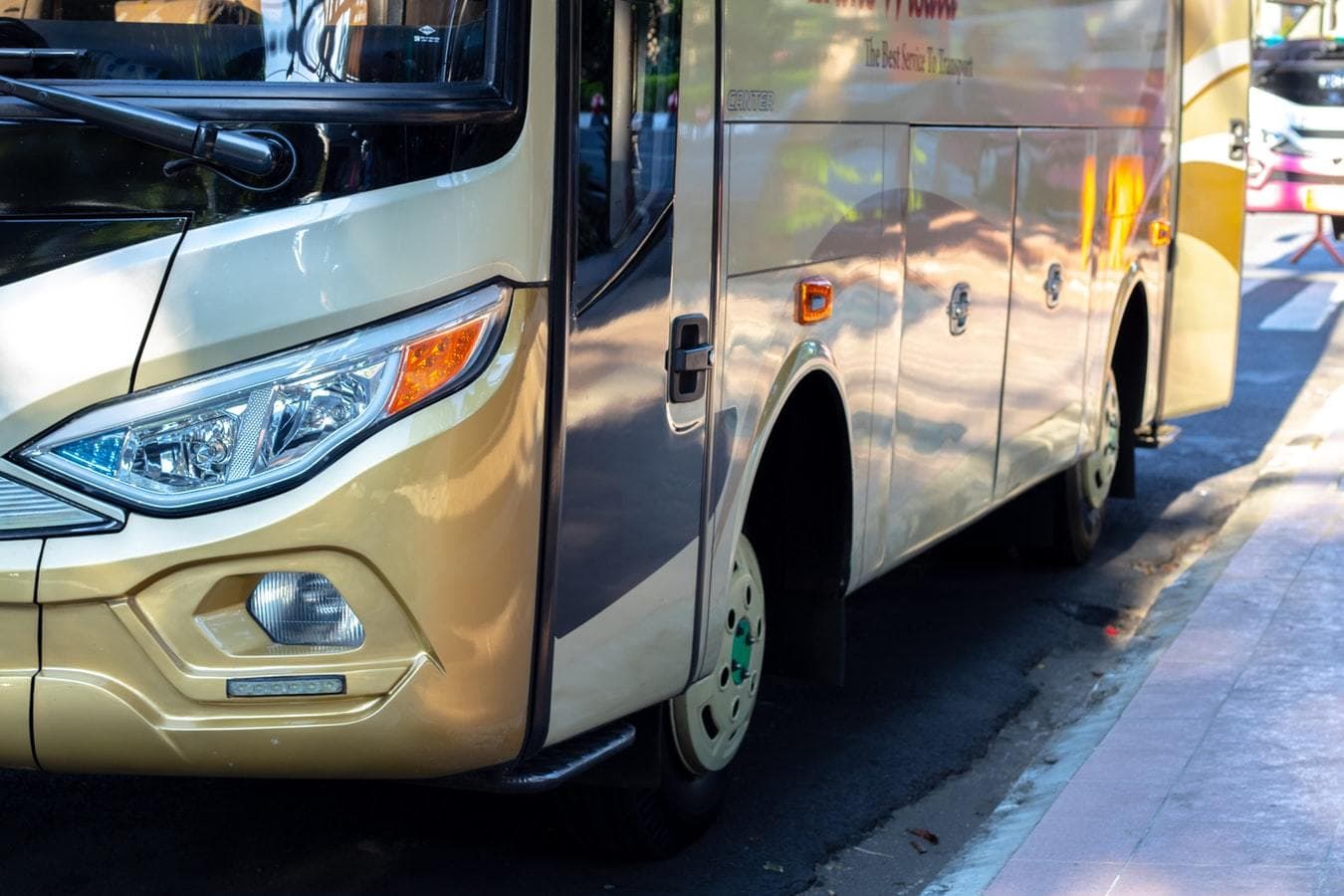 “Azərxalça” 1,4 milyon manata avtobus və yük avtomobilləri alır