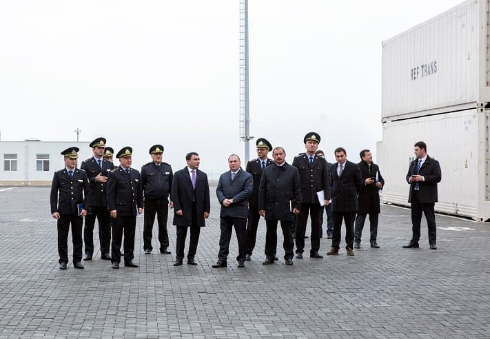 Səfər Mehdiyev Bakı limanında saxlanc anbarlarına baxış keçirdi
