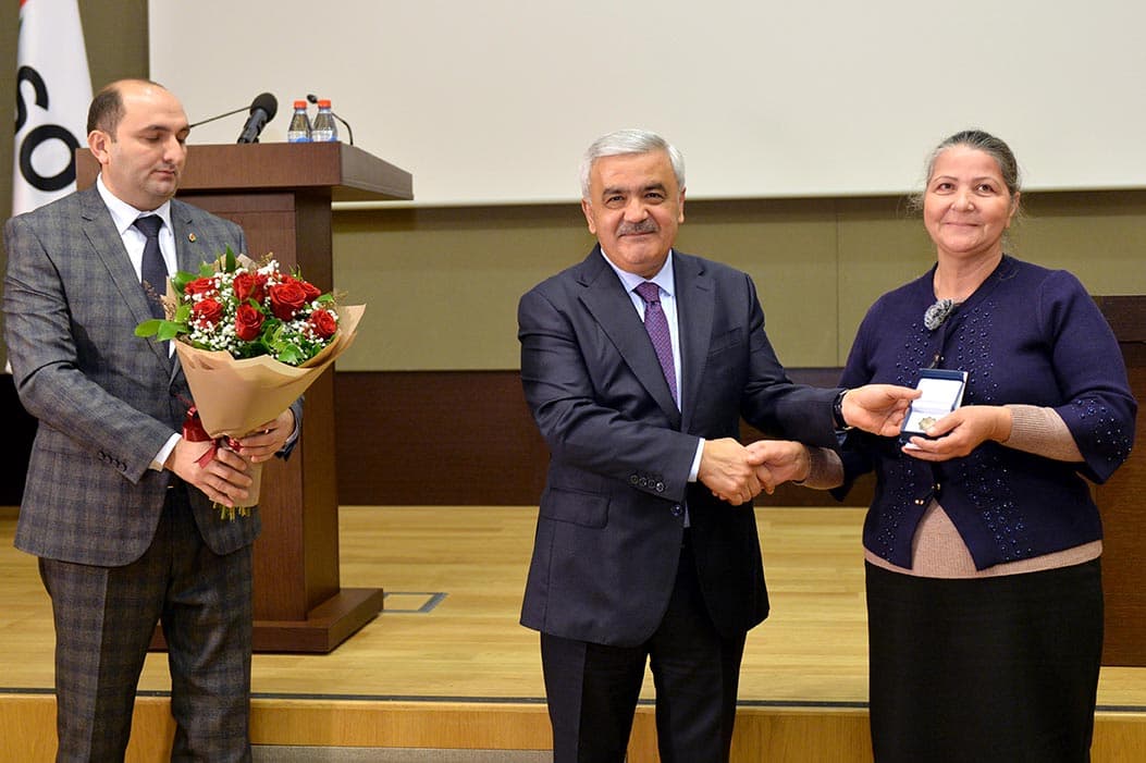 Rövnəq Abdullayev təltif olunan neftçilərə medalları təqdim edib