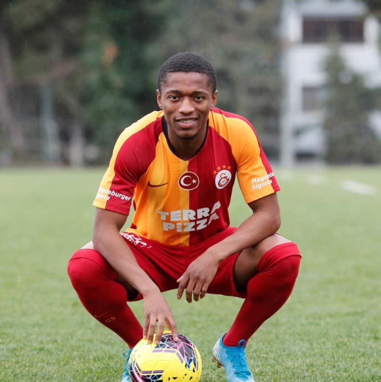 "Qalatasaray" "Neftçi"də baxışda olan futbolçunu heyətinə qatıb