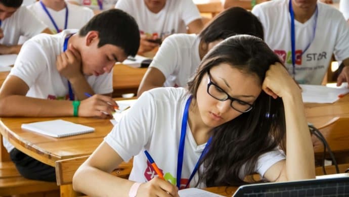 Qazaxıstanda universitetlərə qəbul QAYDALARI: ənənəvi və elektron imtahanlar