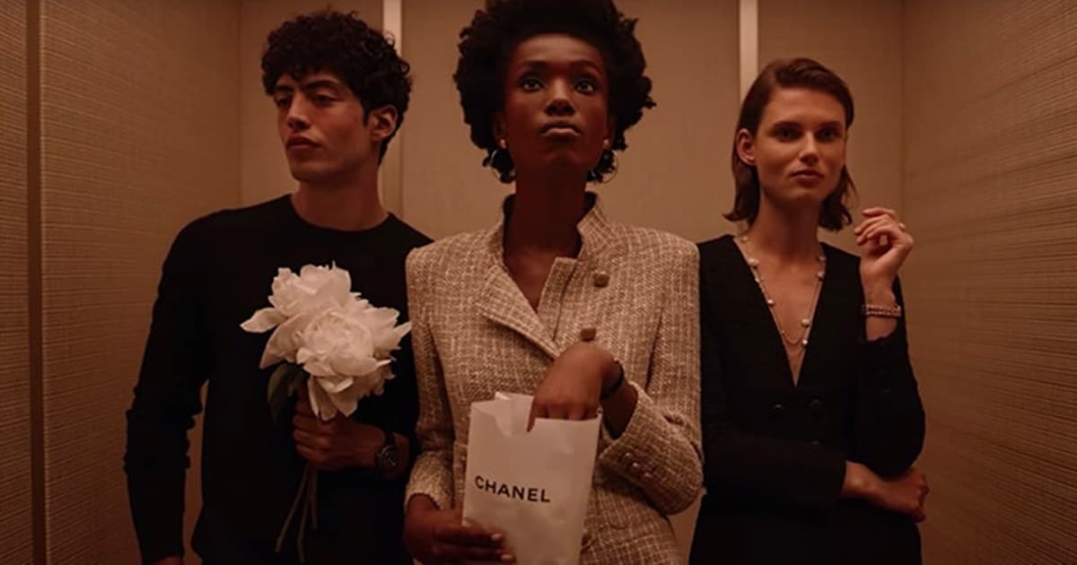 Chanel özünün yeni reklam çarxında Aya lift qaldırdı – Video