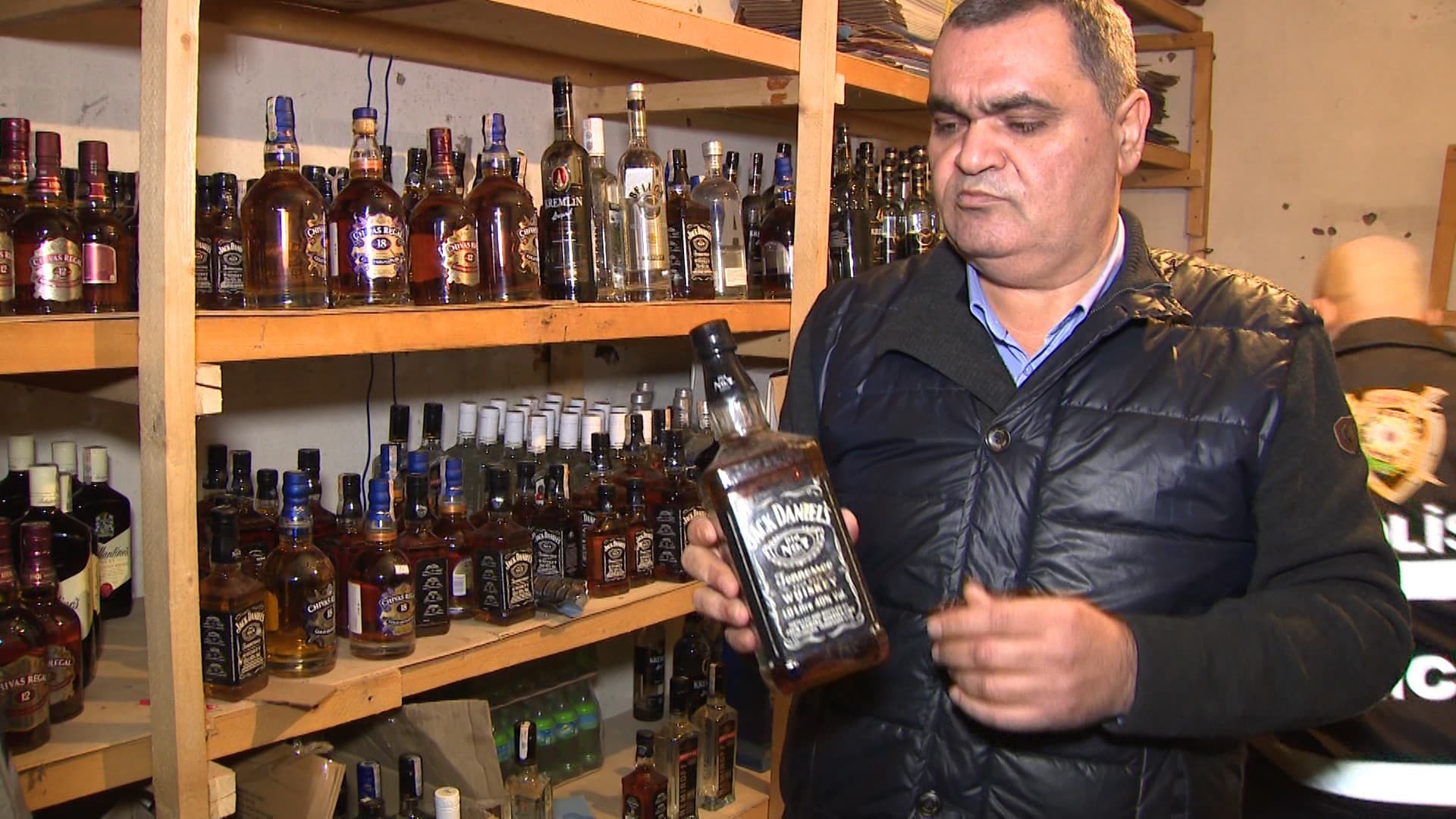 Bakıda saxta spirtli içkilər hazırlayaraq şərab evlərində satan dəstə üzvləri saxlanılıblar