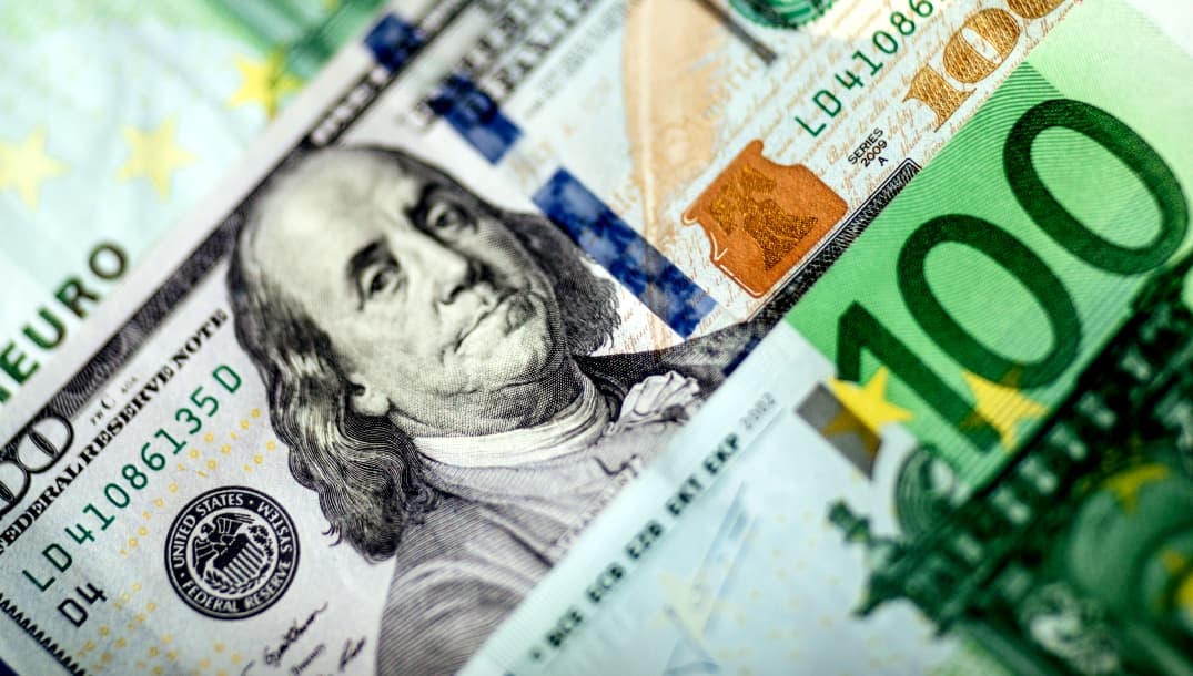 Banklarda Dollar və Avronun qiymətləri