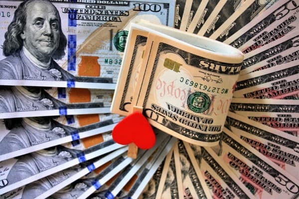 Banklarda Dollar və Avronun qiymətləri