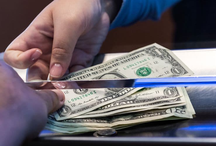 Dolların sabaha olan rəsmi məzənnəsi açıqlandı