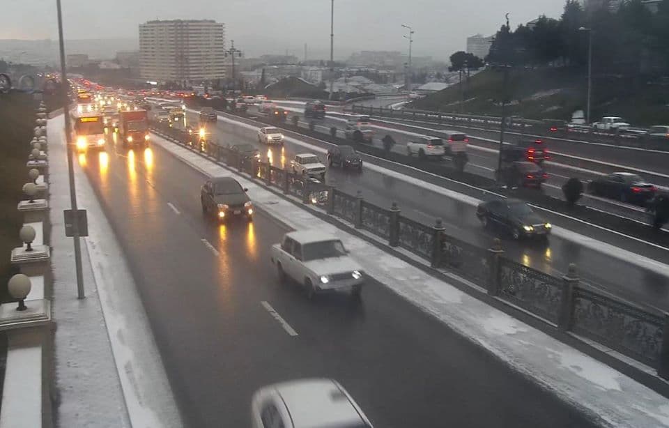 Bakıya yağan qar yollarda nəqliyyat vasitələrinin hərəkəti üçün heç bir ciddi çətinlik yaratmayıb