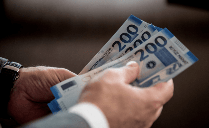 Azərbaycanda neçə nəfər 8 000 manatdan çox maaş alır?