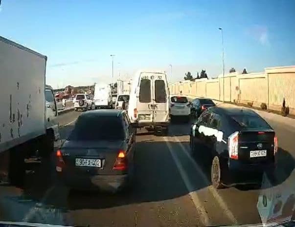 Bakıda tıxaca səbəb olan sürücülər - VİDEO