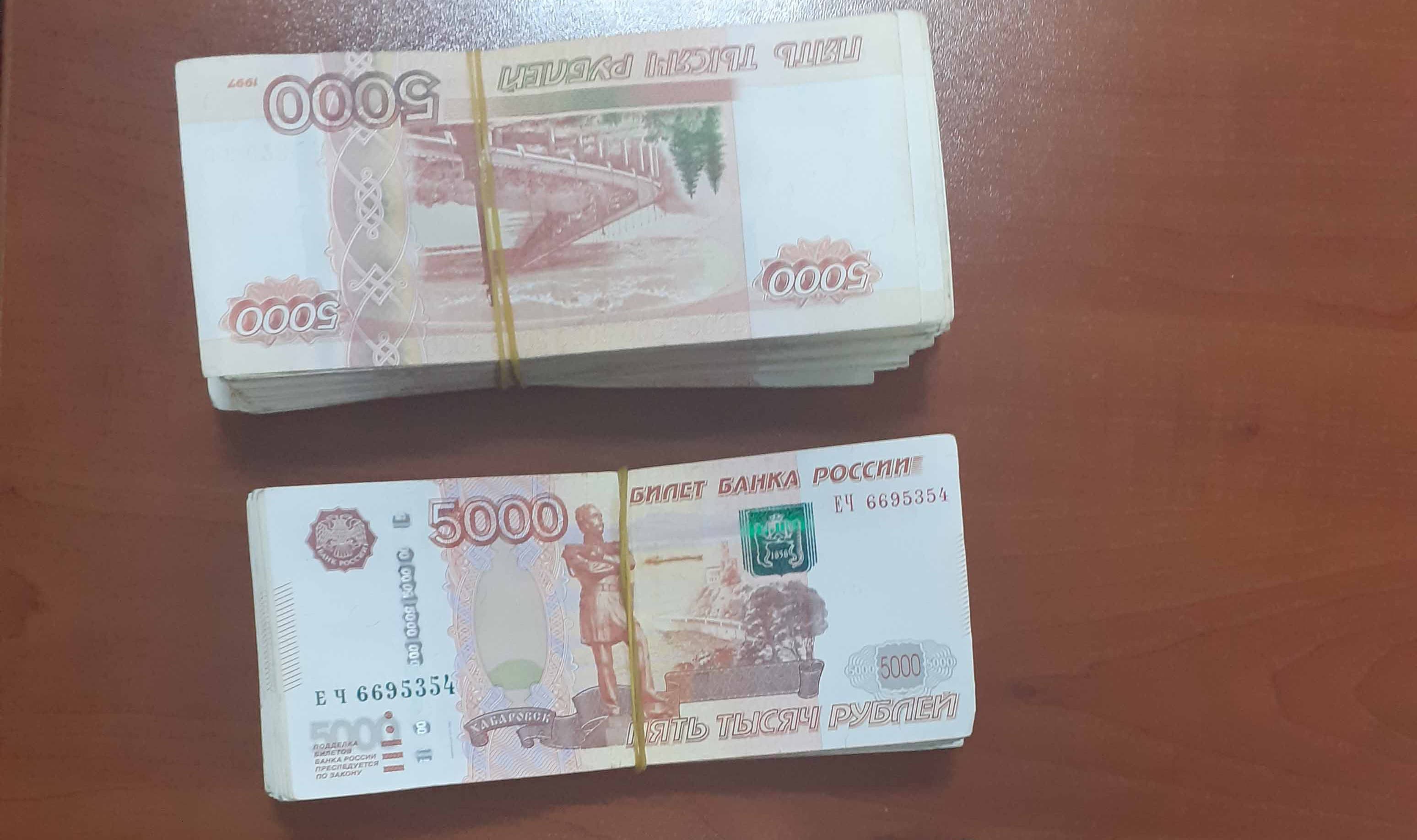 Gömrük külli miqdarda xarici valyuta tutdu