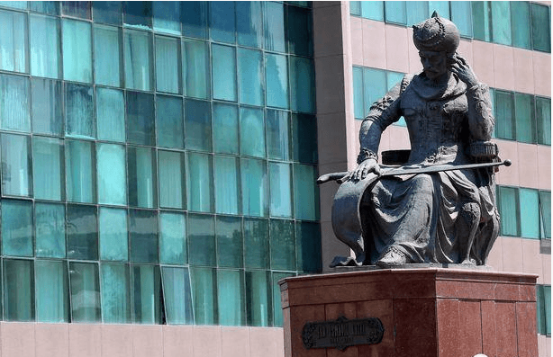 Şah İsmayıl Xətainin heykəli köçürülür? – RƏSMİ AÇIQLAMA