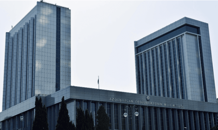 Milli Məclisdə deputatların adlarını göstərən lövhələr söküldü