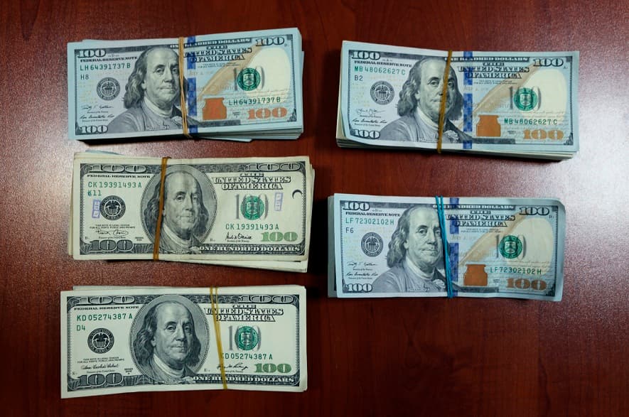 Külli miqdarda dolları xaricə aparmaq istədi