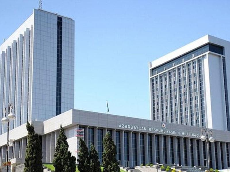 Əmanətlərin tam sığortalanması müddətinin uzadılması barədə qanun layihəsi birinci oxunuşda qəbul edilib
