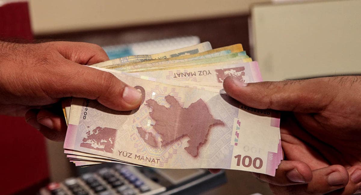 Azərbaycanda bu şəxslərin maaşı 28% artıb
