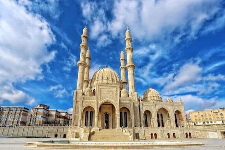 QMİ: Məscid və ziyarətgahlarda ibadətlər dayandırılıb