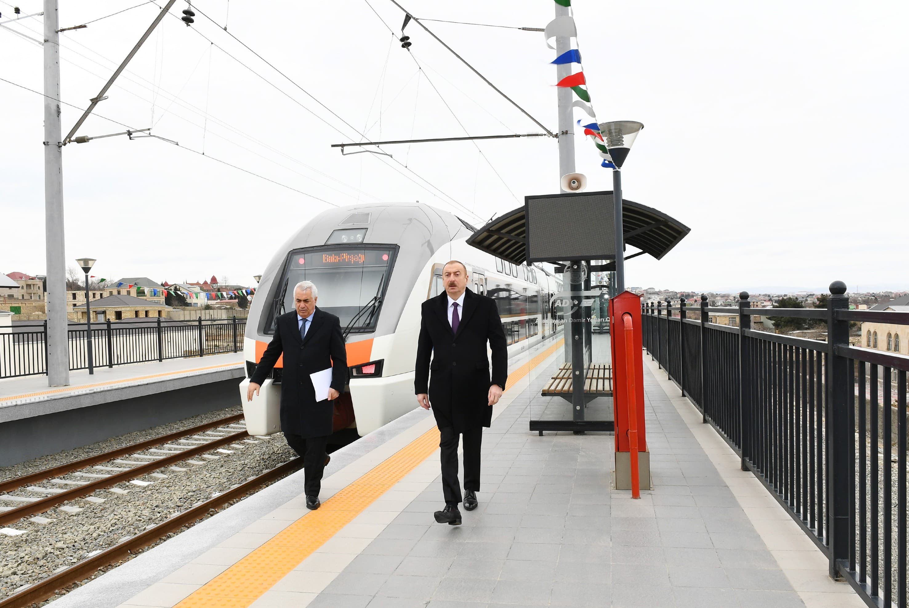 Dövlət başçısı: “Bu dəmir yolunun tikintisi şəhər nəqliyyatına da müsbət təsir göstərəcək”