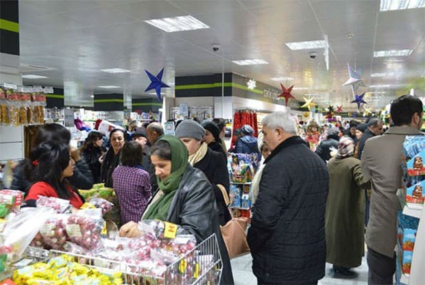 Ticarət mərkəzləri və Mall-lardakı ərzaq mağazaları və apteklərə məhdudiyyətlər yoxdur