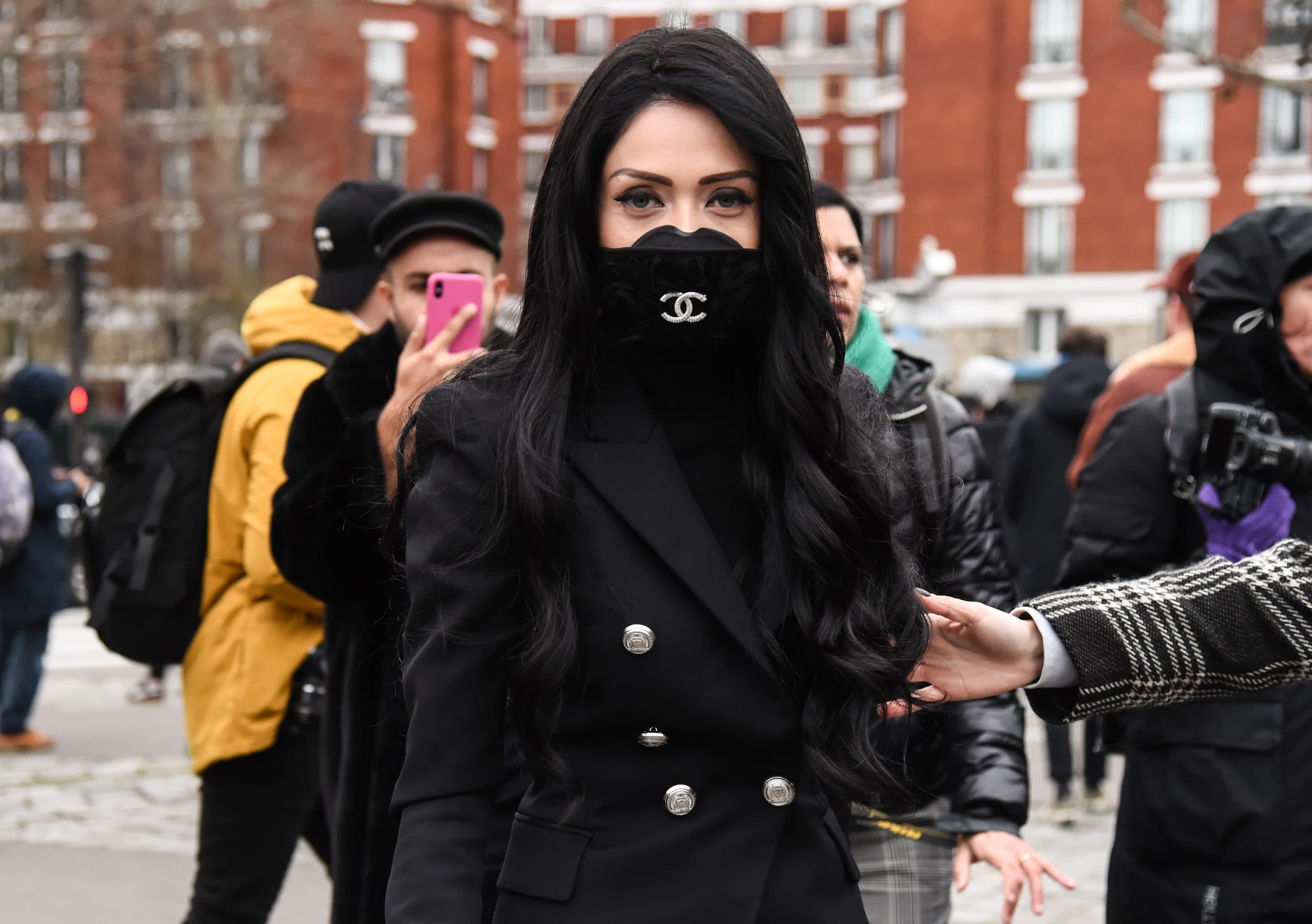 “Chanel” qoruyucu maska istehsal edəcək