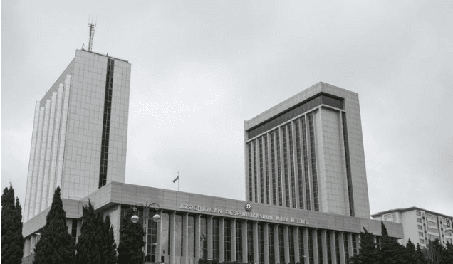 Hərbi qulluqçuların icbari tibbi sığorta ödəməyə başlayacağı müddət uzadılıb