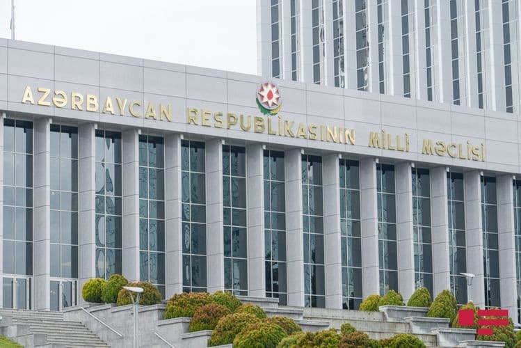 Milli Məclisdə kommunal xərclərin sıfırlanması və kreditlərin dondurulması təklif olundu