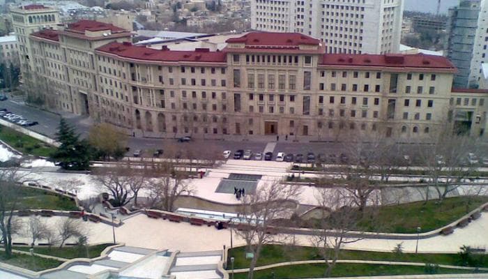 Xüsusi karantin rejimində evdən çıxmaq zərurəti yarandıqda hansı sənədlərin götürülməli olduğu AÇIQLANIB