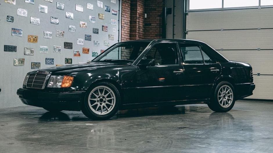 BMW mühərriki ilə təchiz edilmiş Mercedes-Benz E300 sedanı
