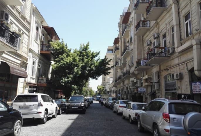 Yollarda problem: "Bəzi küçə və prospektlərdə binalar, obyektlər yola çox yaxındır"