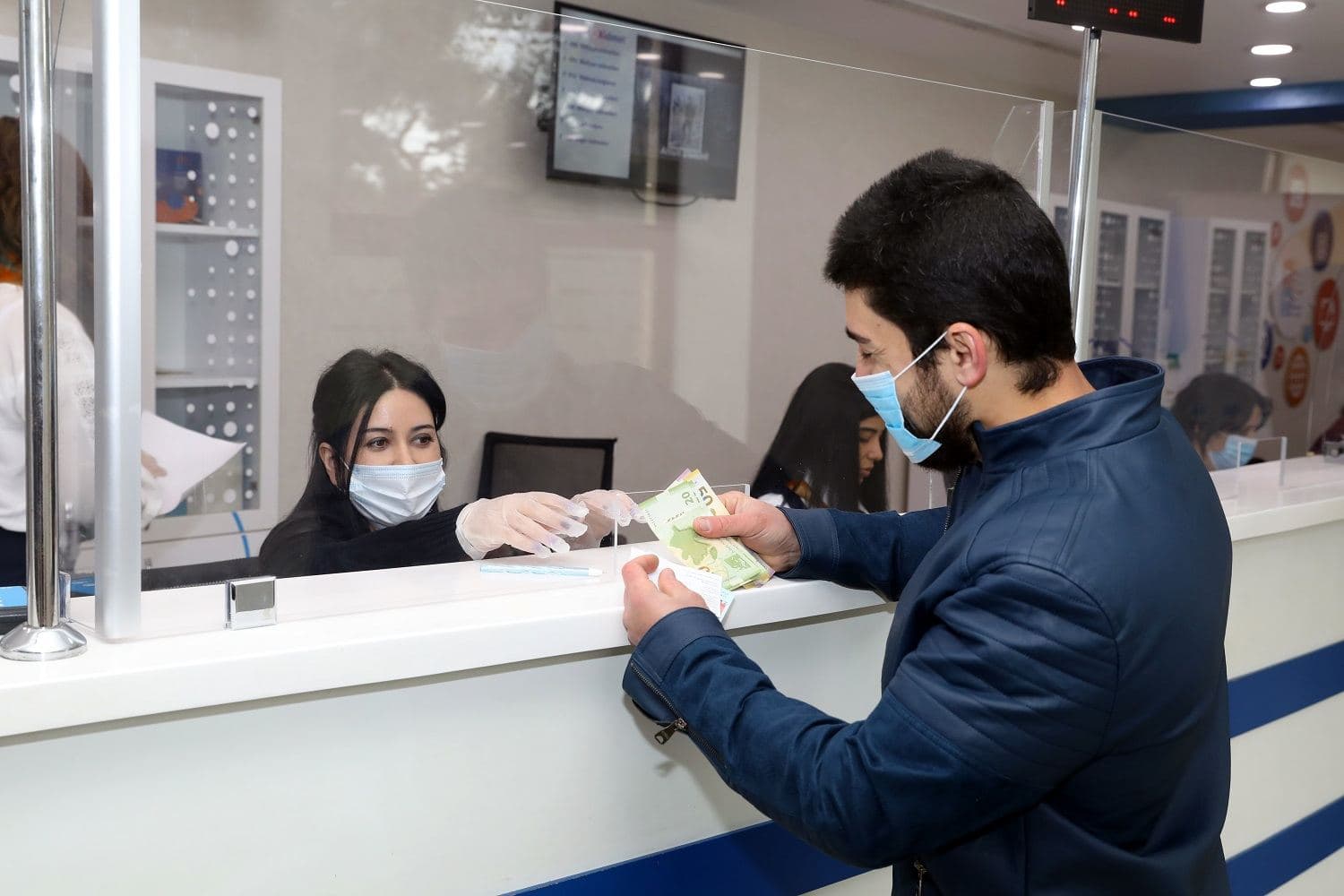 Nazirlik: Bu günədək 400 min şəxs üçün birdəfəlik ödəniş vəsaiti köçürülüb