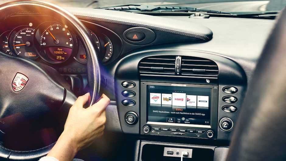 Porsche klassik sportkarlar üçün müasir media sistemini təklif edir
