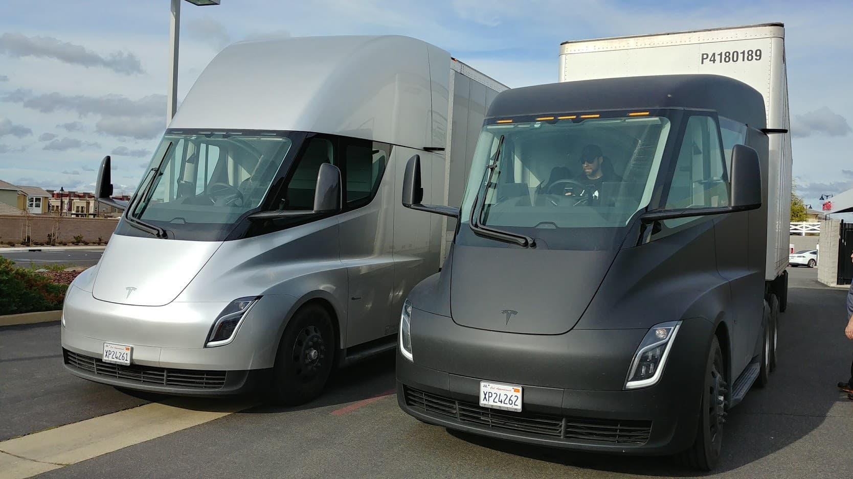 Tesla yük elektromobillərin istehsalını təxirə saldı