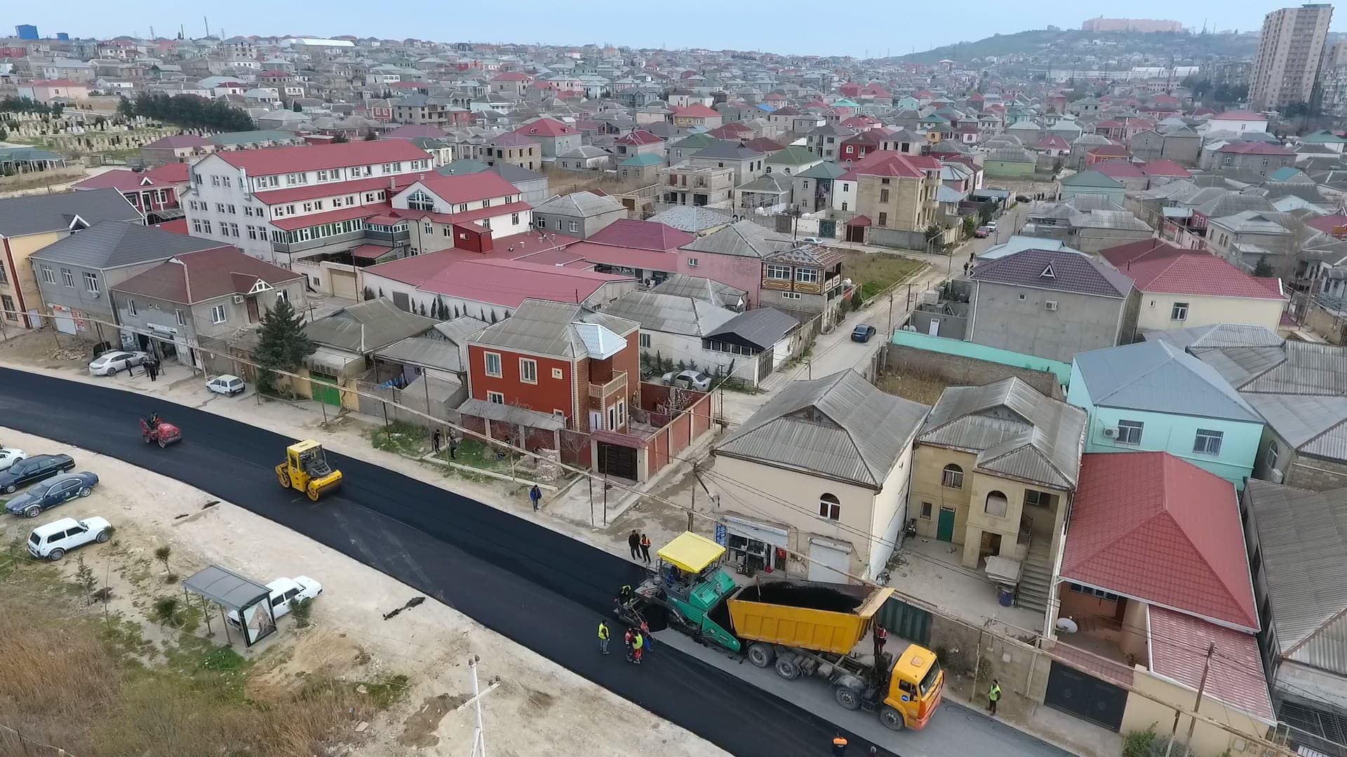 Bakının daha bir rayonunda yollar təmir olunur