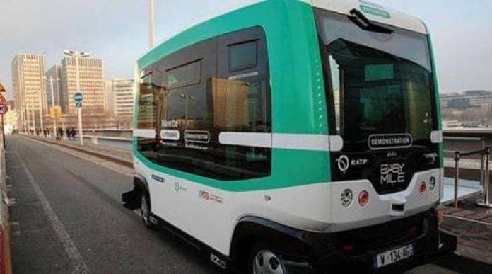 Sürücüsüz robot taksilər fəaliyyətə başladı