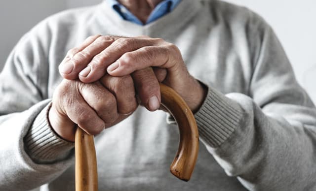65 yaşdan yuxarı insanların evdən çıxmasına tətbiq olunan qadağa götürüldü