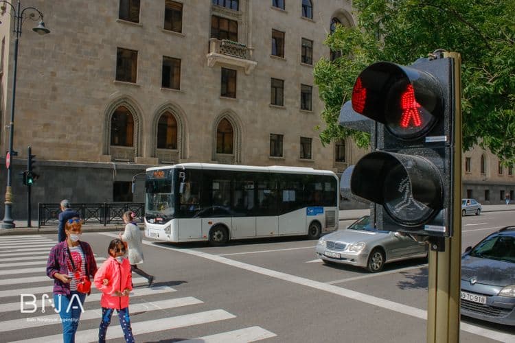 BNA: Bakıda svetofor obyektlərinin üzərinə piyada bölmələri quraşdırılır