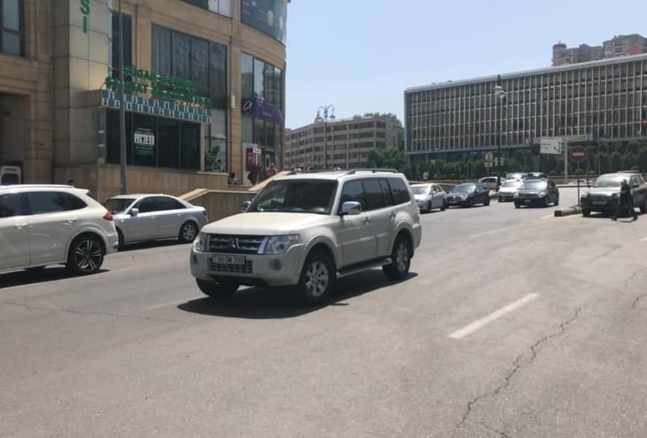 Bakıda yolun ortasında parklanmış minik avtomobili təxliyə edilib - ƏLAVƏ OLUNUB